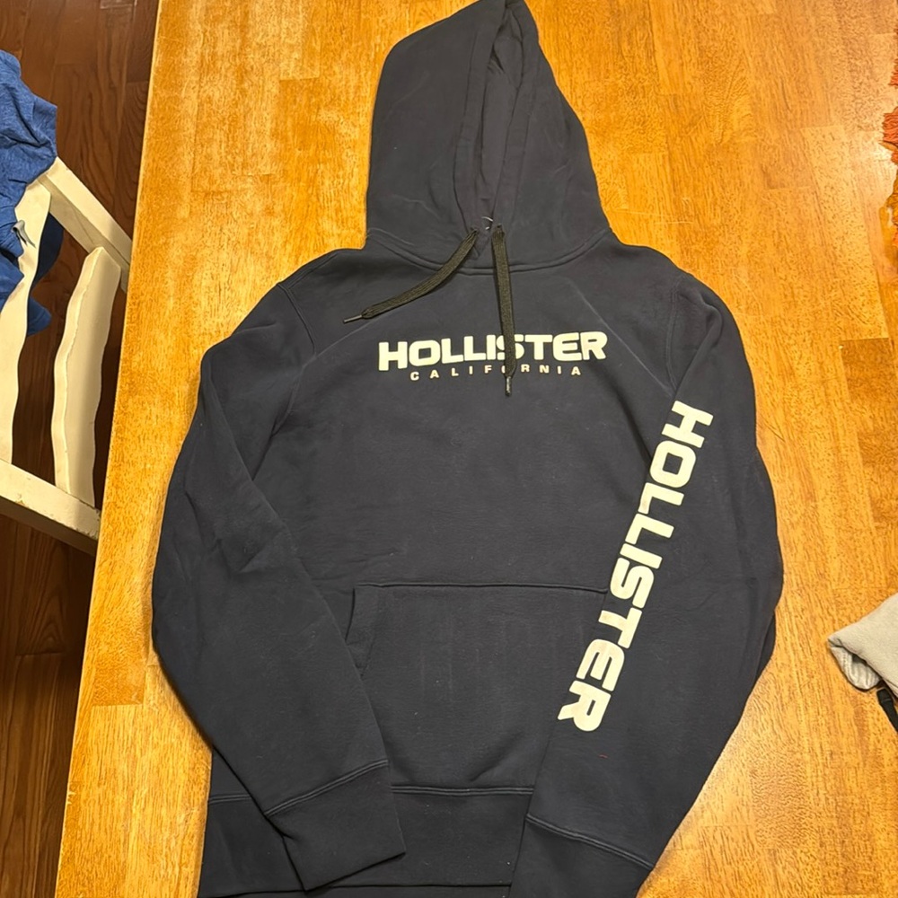 Hollister men’s large navy blue and white sweatshirt